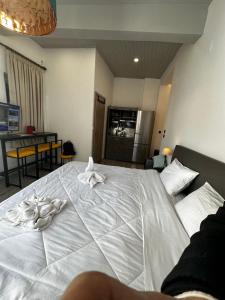 Ágios Rókkos的住宿－Travelers Luxury Suites, Studios & Apartments，一张白色大床,上面有毛巾
