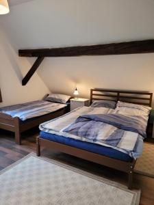 una camera con 2 letti di Ferienwohnung Obereickum a Herford
