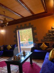 - un salon avec une table et une fenêtre dans l'établissement villa sophie, à El Jemʼa Ghemat