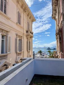 uma vista a partir da varanda de um edifício em VicomilleSuites Cagliari em Cagliari