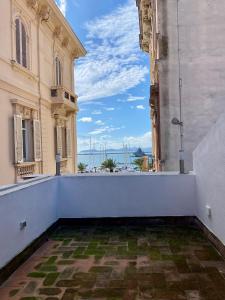 uma vista a partir da varanda de um edifício em VicomilleSuites Cagliari em Cagliari