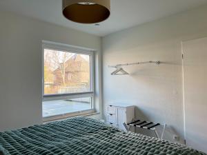 een slaapkamer met een bed en een raam bij Top Lage - Bali-Appartment Hamburg in Hamburg