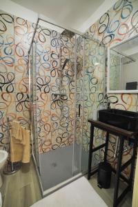 ein Bad mit einer Dusche, einem Waschbecken und einem Spiegel in der Unterkunft P88 guesthouse in Rom