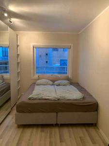 เตียงในห้องที่ Trivelig leilighet i Kristiansand sentrum!
