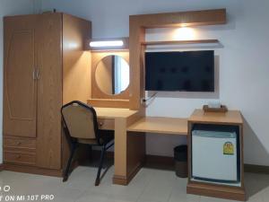Areena Resort and Hotel Uttaradit的电视和/或娱乐中心