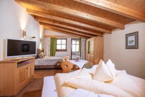 TV a/nebo společenská místnost v ubytování Hotel Hubertus inkl Summer Card