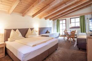 Postel nebo postele na pokoji v ubytování Hotel Hubertus inkl Summer Card