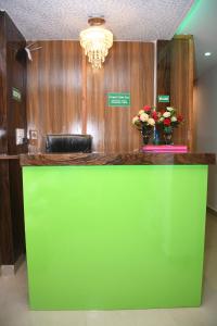 ムンバイにあるAirport Cabin Stay Mumbai Near T2の花瓶2本の緑のカウンター