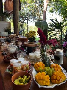 una mesa con fruta y otros alimentos. en Hospedaria do Feno en Brotas