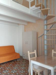 een woonkamer met een tafel en een stoel bij Salento Rooms in Leverano