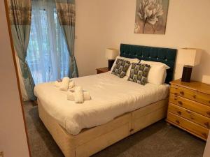 1 dormitorio con 1 cama grande y cabecero verde en Honicombe Valley lodge 25 en Gunnislake