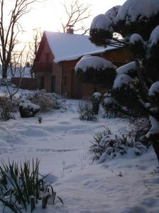 une maison avec de la neige devant elle dans l'établissement KASTANIENHOF, à Burg