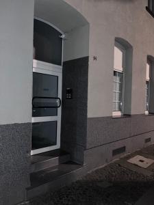een deur aan de zijkant van een gebouw bij Appartment Florida Nähe Düsseldorf, Messe, HBF, City, WIFI, HELIOS Hospital in Krefeld