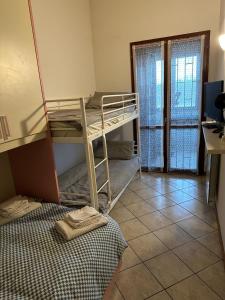 een kamer met 2 stapelbedden en een bureau bij Da Vanessa in Lido degli Estensi