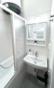 Ένα μπάνιο στο Side Street Apartments