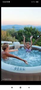 Zwei Frauen spielen in einem Whirlpool in der Unterkunft Borgo del Sole in Foglianise