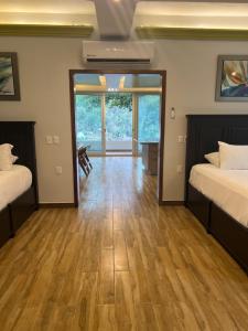 Ένα ή περισσότερα κρεβάτια σε δωμάτιο στο Puerto Vallarta South Shore Luxury Suites,
