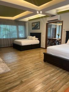 Ένα ή περισσότερα κρεβάτια σε δωμάτιο στο Puerto Vallarta South Shore Luxury Suites,