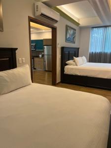 Ένα ή περισσότερα κρεβάτια σε δωμάτιο στο Puerto Vallarta South Shore Luxury Suites,