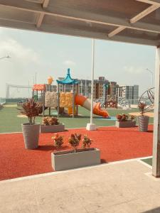 un parque con parque infantil con tobogán en Apartamento céntrico Plazuela, en Barranquilla