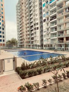 una piscina frente a algunos edificios altos en Apartamento céntrico Plazuela, en Barranquilla