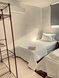 una camera con 2 letti e un letto a castello di Apartamento céntrico Plazuela a Barranquilla