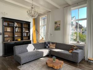 a living room with a couch and a coffee table at De Consistorie in Giethoorn