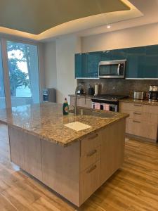 Η κουζίνα ή μικρή κουζίνα στο Puerto Vallarta South Shore Luxury Suites,