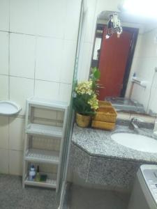 y baño con lavabo y espejo. en OMAR HOSTEL FOR BOYS en Dubái