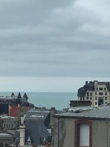 vistas a una ciudad con edificios y al océano en AU 43 BIS en Granville