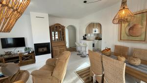 Μια τηλεόραση ή/και κέντρο ψυχαγωγίας στο Precioso chalet independiente en Denia con piscina