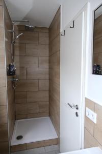 y baño con ducha y paredes de madera. en SchlossCasa Lauf an der Pegnitz (London), en Lauf an der Pegnitz