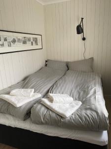 ein Bett mit zwei Handtüchern auf einem Zimmer in der Unterkunft STAY-Atlantic in Skálavík