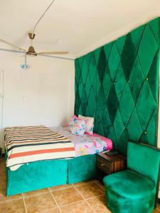 レッキにあるNew Travellers Lodge Sangotedo Lagosのベッドルーム1室(ベッド1台、椅子付)