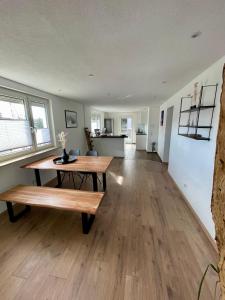 a living room with a table and a bench at Anitas Ferienwohnung in Meßkirch