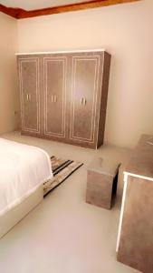 una camera con letto e armadi in legno di Madinah Daylight Residences a Medina