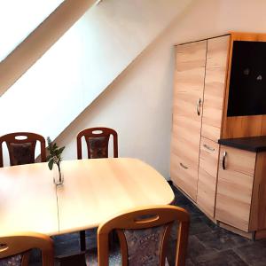 TV a/nebo společenská místnost v ubytování Ferien- und Monteurswohnung Köthen/Reinsdorf