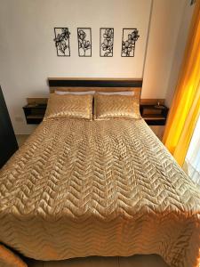 een bed in een slaapkamer met drie foto's aan de muur bij Golden Home in La Plata