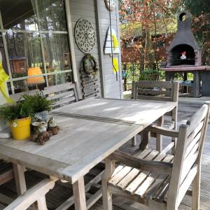 ズテンダールにあるChalet Relaxの家の玄関の木製のピクニックテーブル