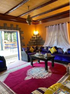 - un salon avec un canapé et une table dans l'établissement villa sophie, à El Jemʼa Ghemat
