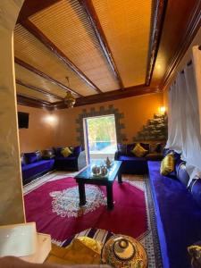 - un salon avec un canapé et une table dans l'établissement villa sophie, à El Jemʼa Ghemat