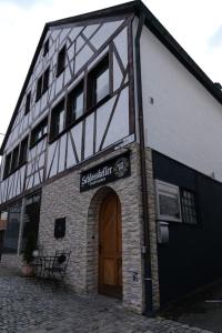 a building with a door on the side of it at SchlossCasa Lauf an der Pegnitz (Paris) in Lauf an der Pegnitz