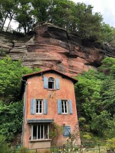 a house built into the side of a mountain at gite des chênes in Phalsbourg