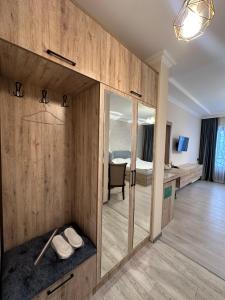 Cette chambre est dotée d'un mur en bois avec un miroir. dans l'établissement Pİrqulu Restaurant&Cottages, à Avaxıl
