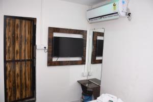 ムンバイにあるAirport Cabin Stay Mumbai Near T2のテレビ付きの部屋