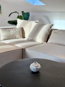 モントゼーにある17er Apartment mit Sauna und privater Garageのソファの前のテーブルに座る花瓶