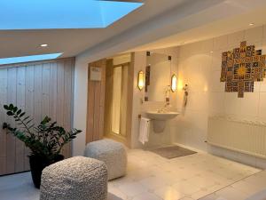 ein Badezimmer mit einem Waschbecken, einem WC und einem Spiegel in der Unterkunft 17er Apartment mit Sauna und privater Garage in Mondsee