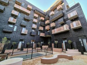 um grande edifício de tijolos com uma piscina em frente em Tina Guest Apartment em Joanesburgo