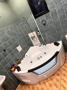 a bathroom with a white bath tub and a toilet at Résidence meublée in Ouagadougou