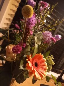 een boeket bloemen in een vaas op een tafel bij Jantje Slot Hoeve in Oosterzee